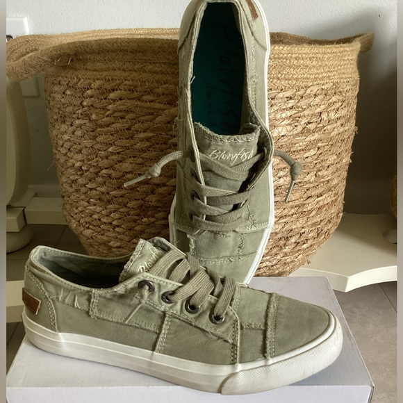 BLOWFISH Malibu Maxine canvas sneakers Sz 9.5 - Picture 1 of 8